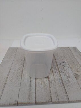Rubbermaid 1.8 pt Servin Saver #8 Sheer Square Canister Storage White Lid - B